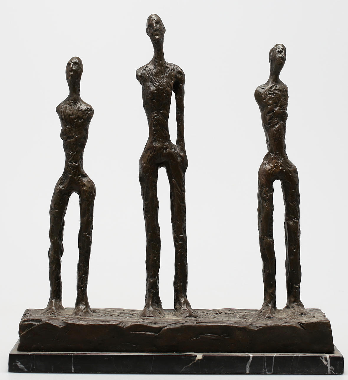 OIDENTIFIERAD KONSTNÄR. Tre figurer. Brons. Osignerad.