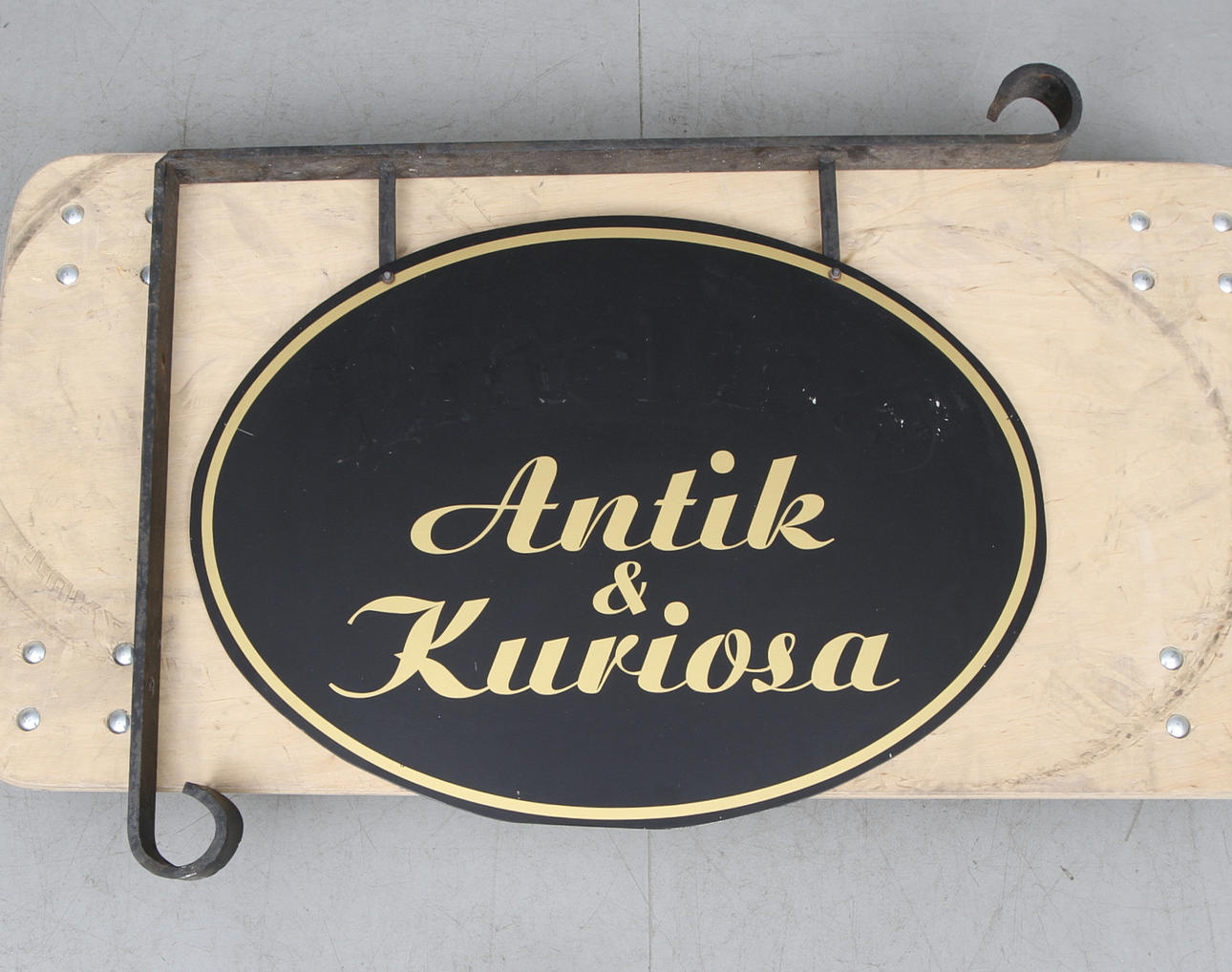 BUTIKSSKYLT, "Antik & Kuriosa", smide och plåt.