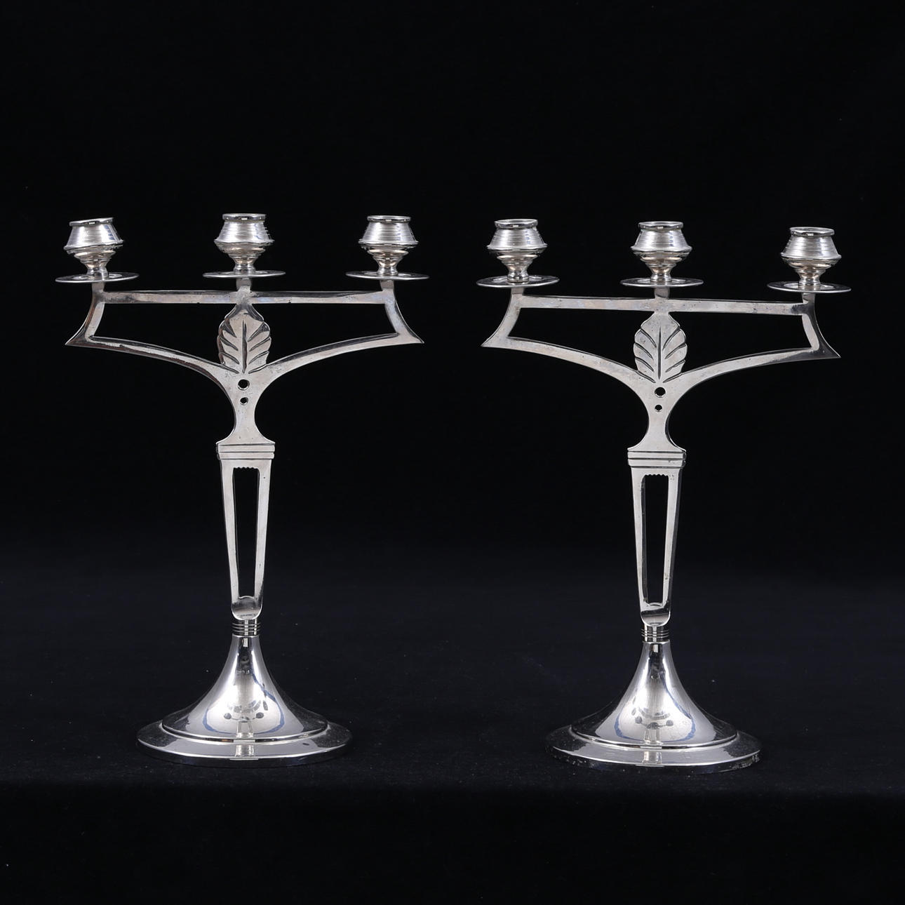 KANDELABRAR, ett par, vitmetall, jugend.