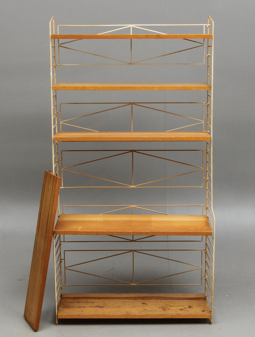 STRINGHYLLA, Fristående golvmodell. Hyllplan i furu.
