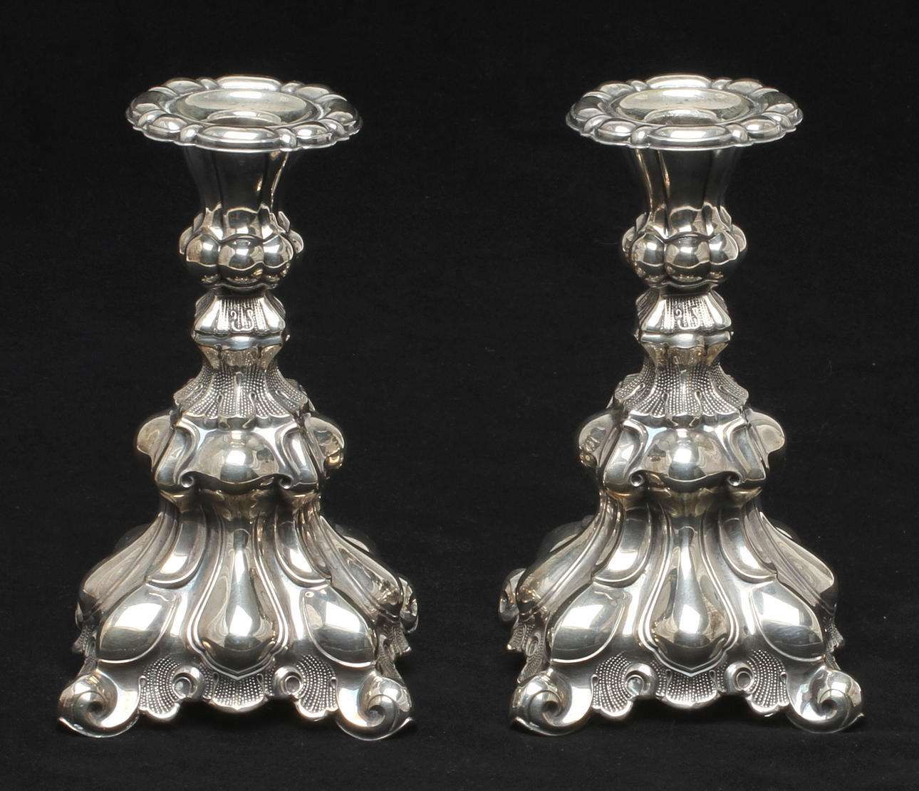 LJUSSTAKAR, 1 par, rokokostil, nysilver, 1900-tal.