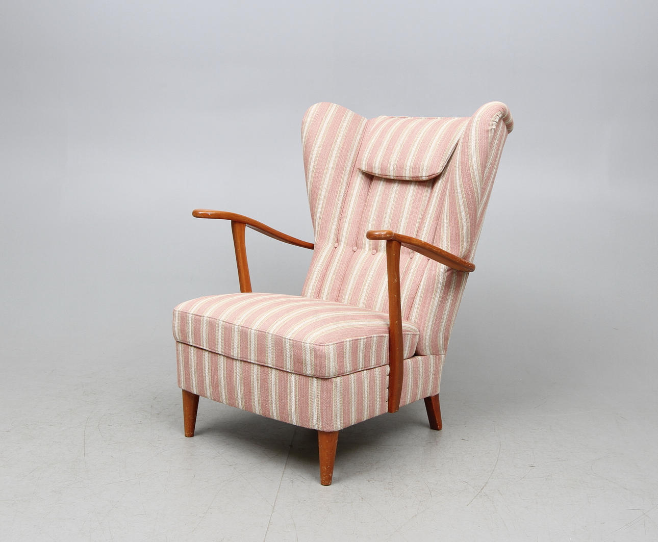 FÅTÖLJ, sk öronlappsmodell, 1940/50-tal.