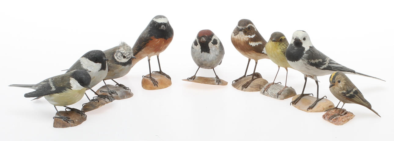 FÅGLAR, 9 st, snidat trä, bemålade, signerade EL, bland annat sädesärla, lövsångare, rödtjärt, 1900-tal.