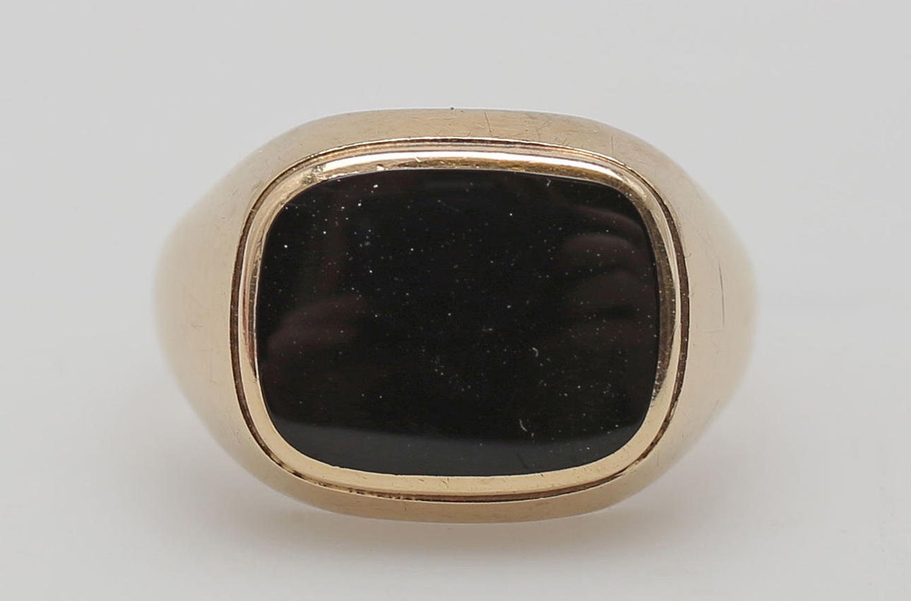 KLACKRING MED ONYXPLATTA, rödguld, 14K.