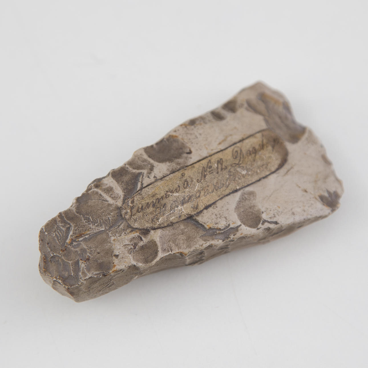 STEIN-Axt, Feuerstein, versehen mit antikem Etikett, Jüngere Steinzeit.