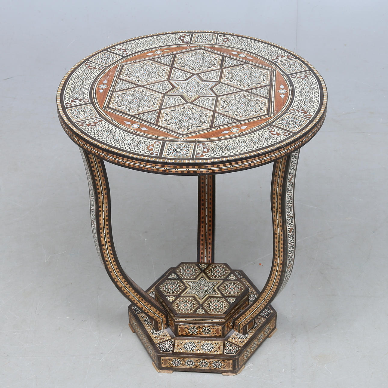 MESA AUXILIAR, oriental, siglo XX.