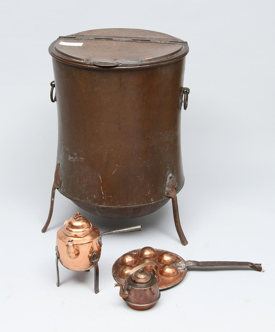 VATTENTUNNA, koppar, samt munkpanna, kaffekannor 2 st, koppar.
