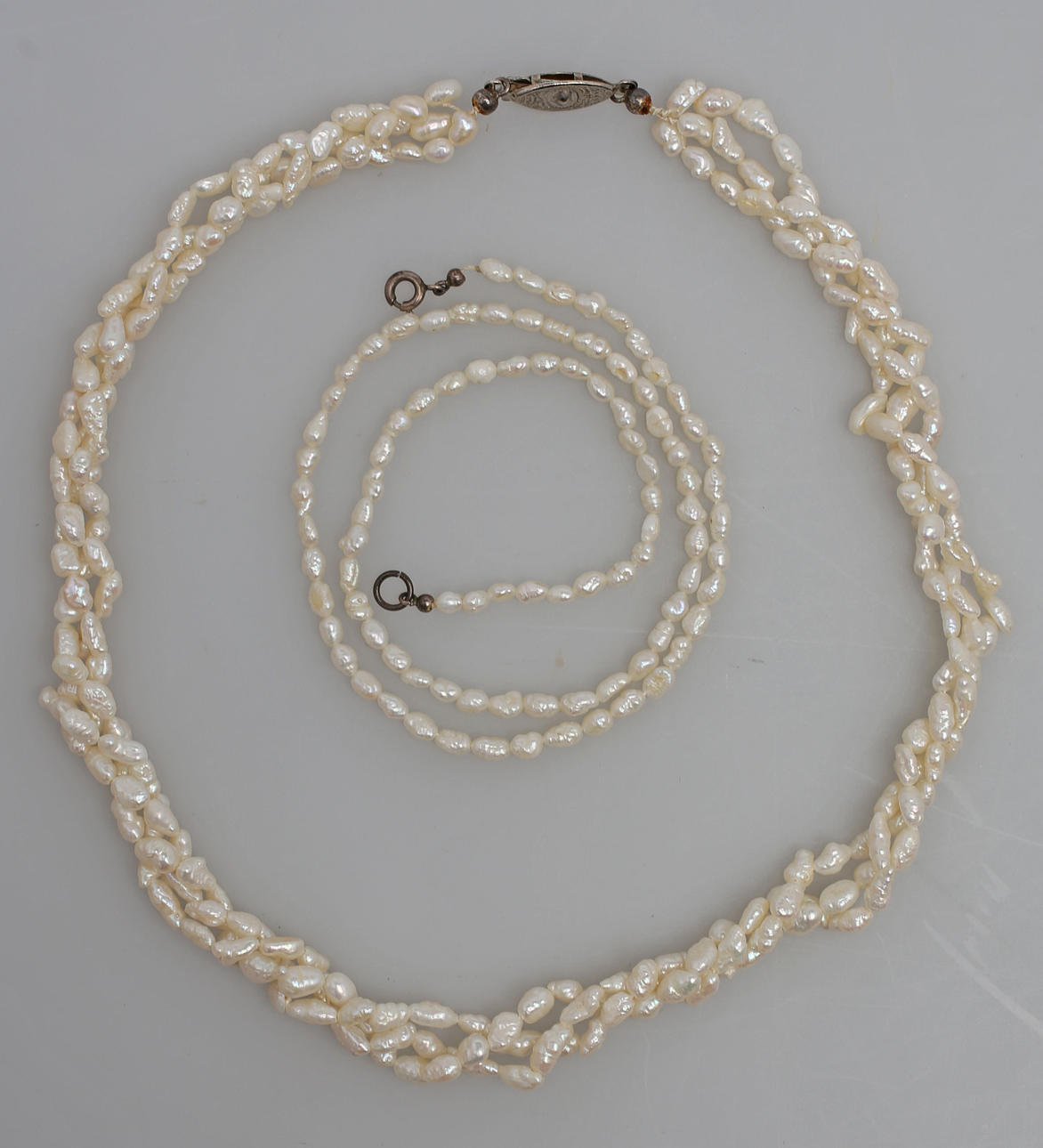 PÄRLCOLLIER, 2 st, metallås.