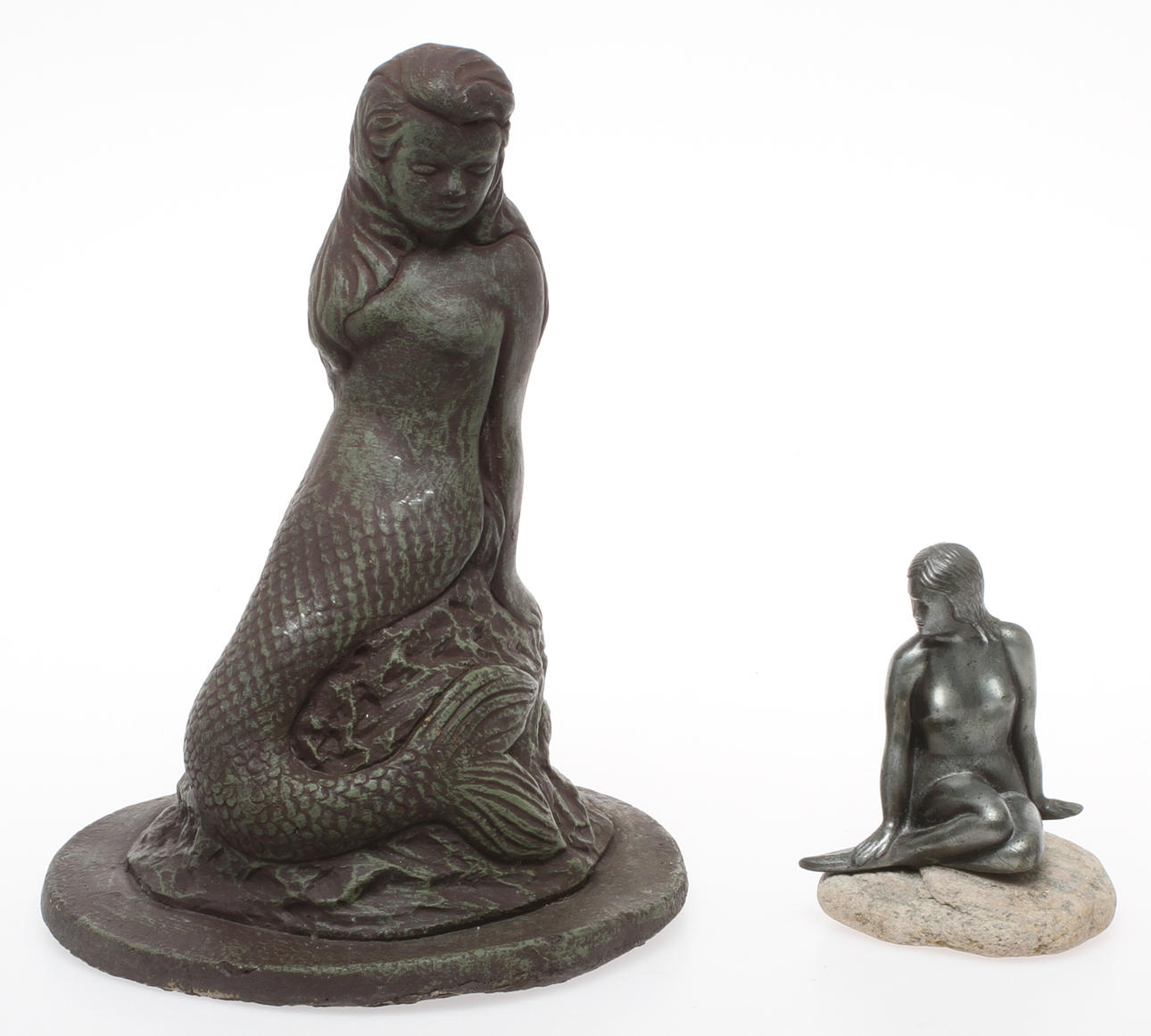 FIGURINER, 2 st, konststen och metall, Sjöjungfrur, 1900-talets senare hälft.