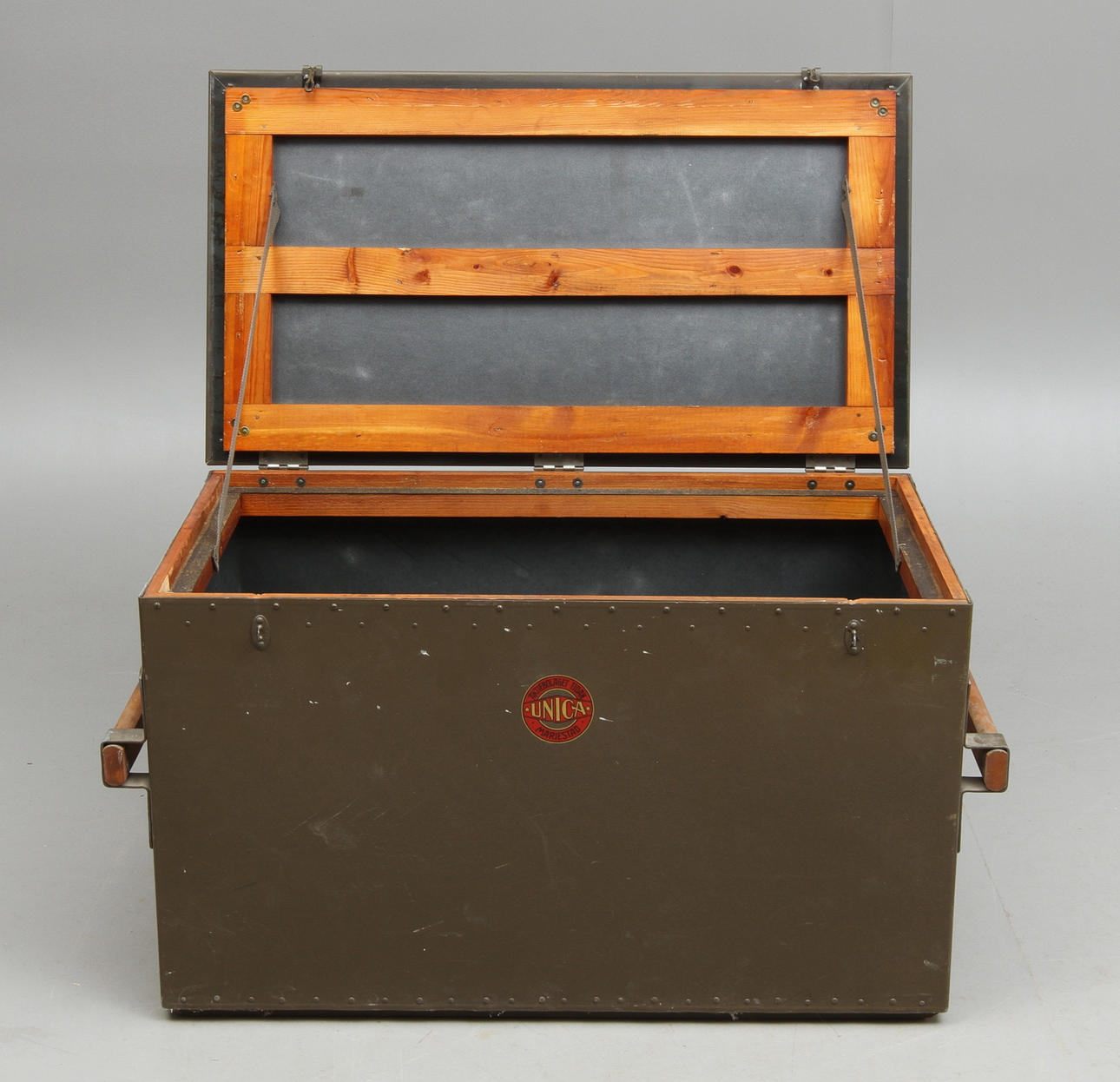 KOFFERT, märkt "Aktiebolaget Tidan Unica Mariestad".