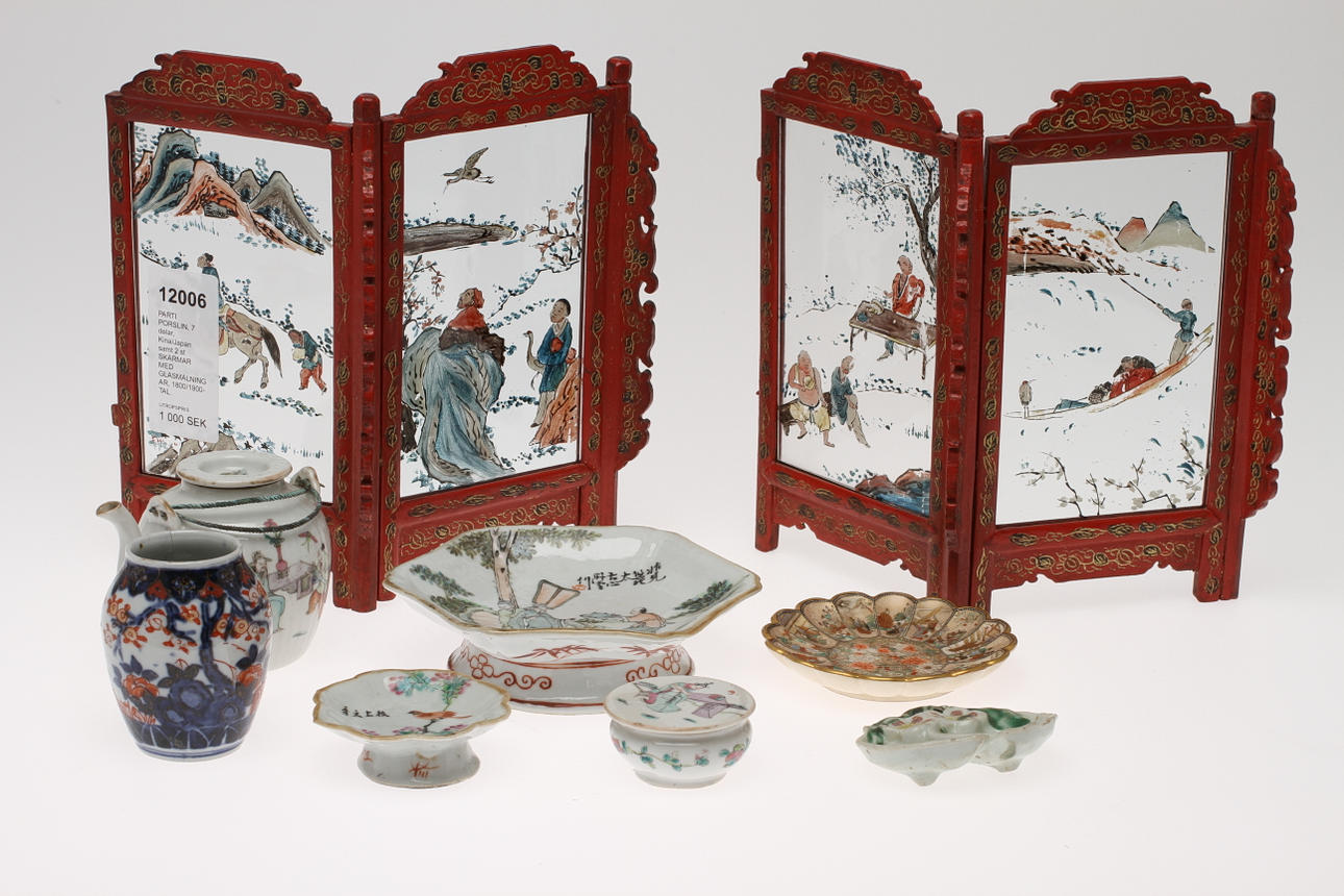 PARTI PORSLIN, 7 delar, Kina/Japan samt 2 st SKÄRMAR MED GLASMÅLNINGAR, 1800/1900-TAL.