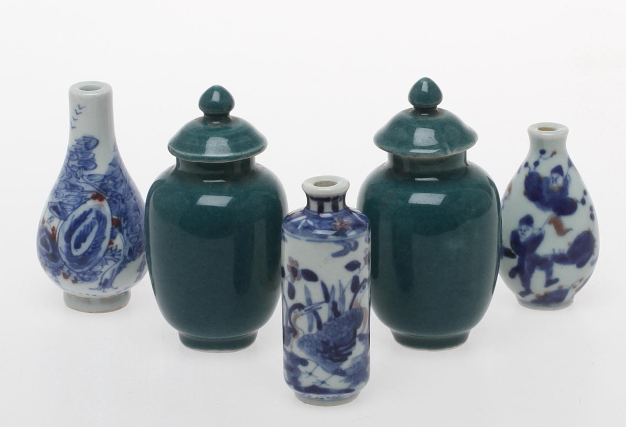 SNUSFLASKOR 3 st och MINIATYRURNOR, ett par, porslin, Kina.