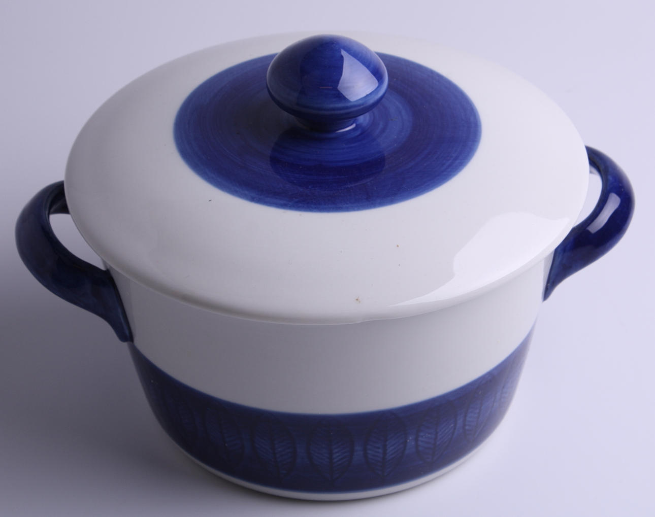 GRYTA med lock och hänklar, porslin, Koka blå - Rörstrand.