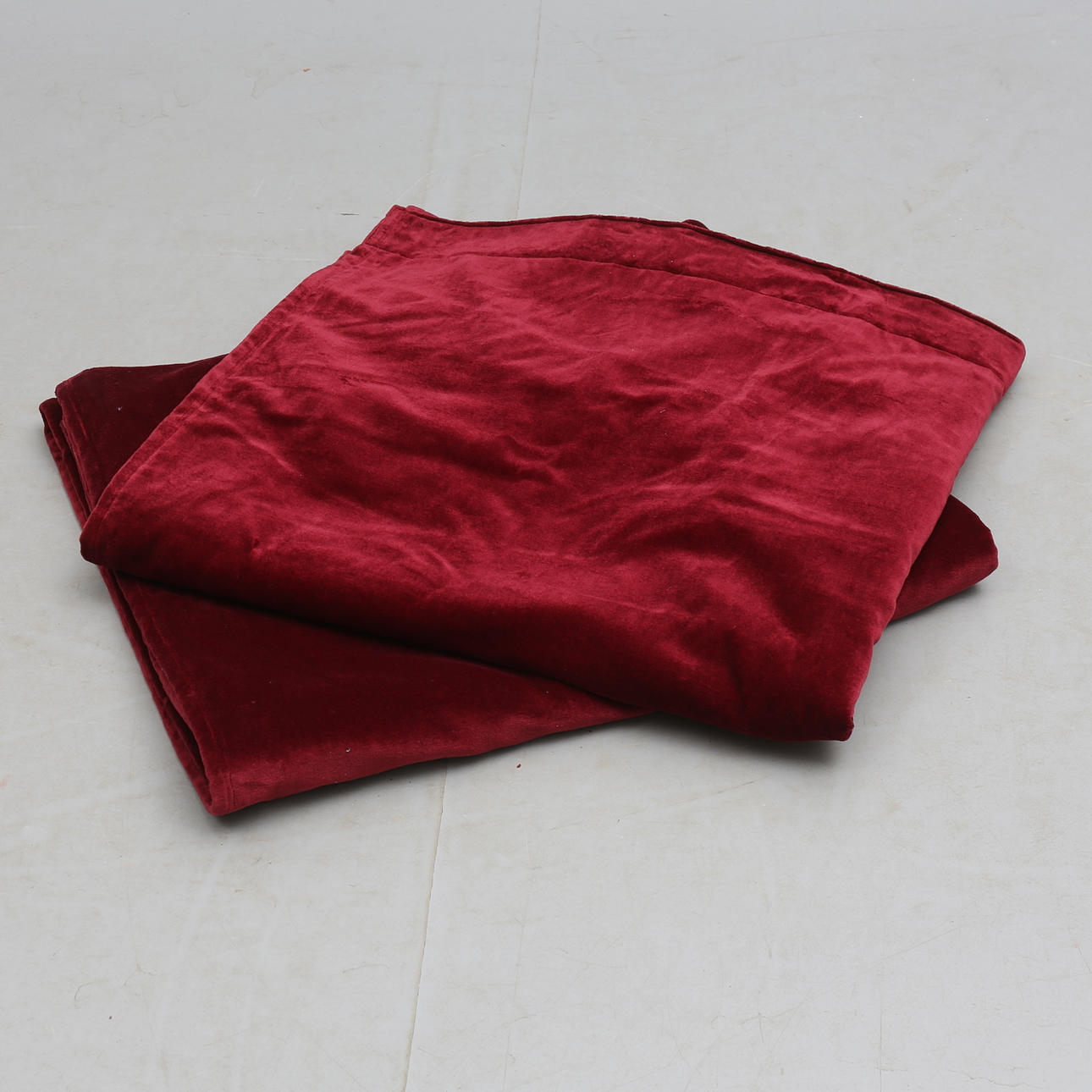 GARDINER, ett par, mörkröd sammet.