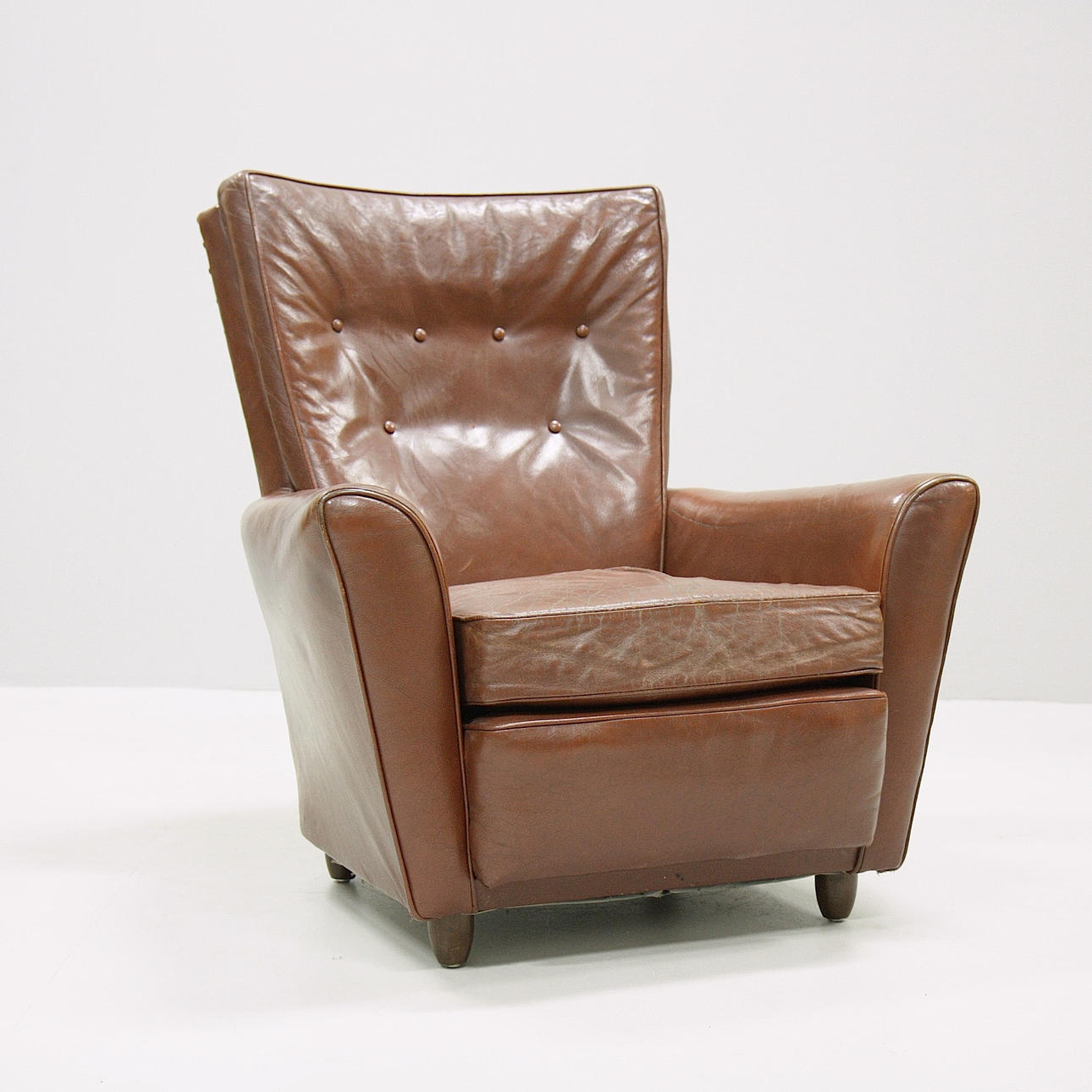 SILLÓN, cuero, remaches, 1900.