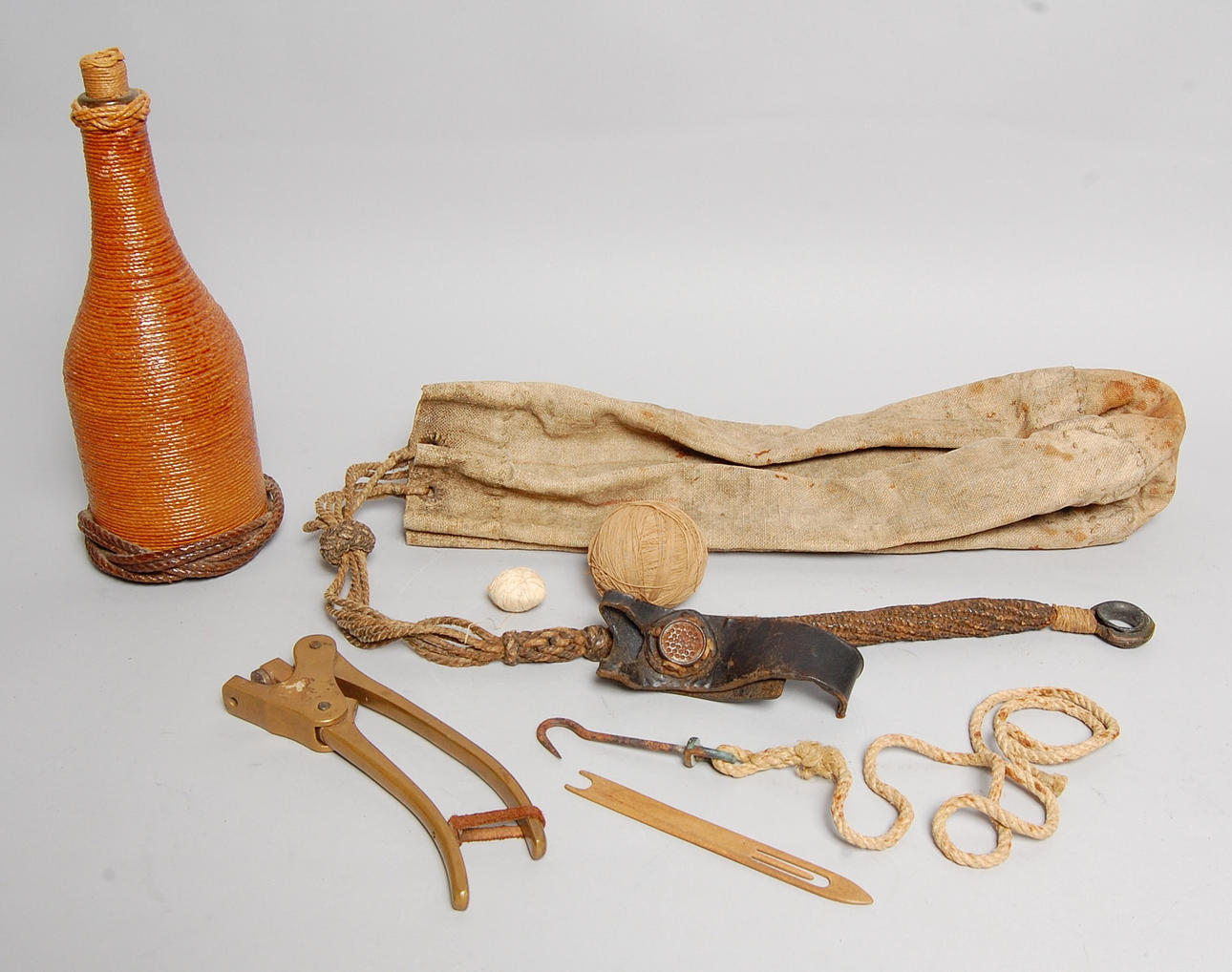 NAUTIKA, PLOMBERINGSTÅNG, FLASKA, SÄCK, 1900-tal.