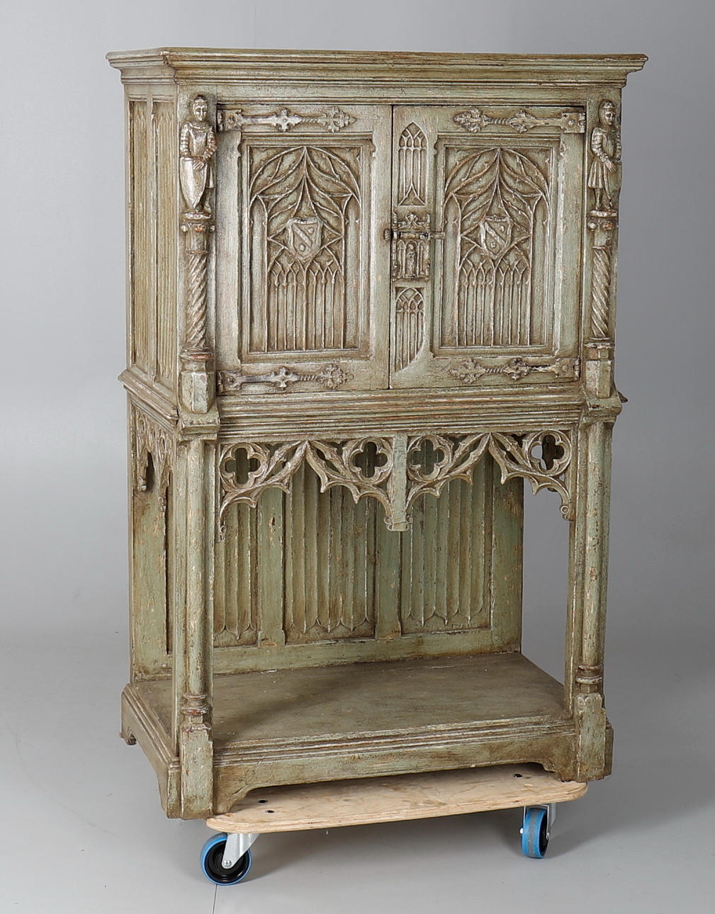 FRANZÖSISCHE REVIVAL-GOTIK BEISTELLSCHRANK.