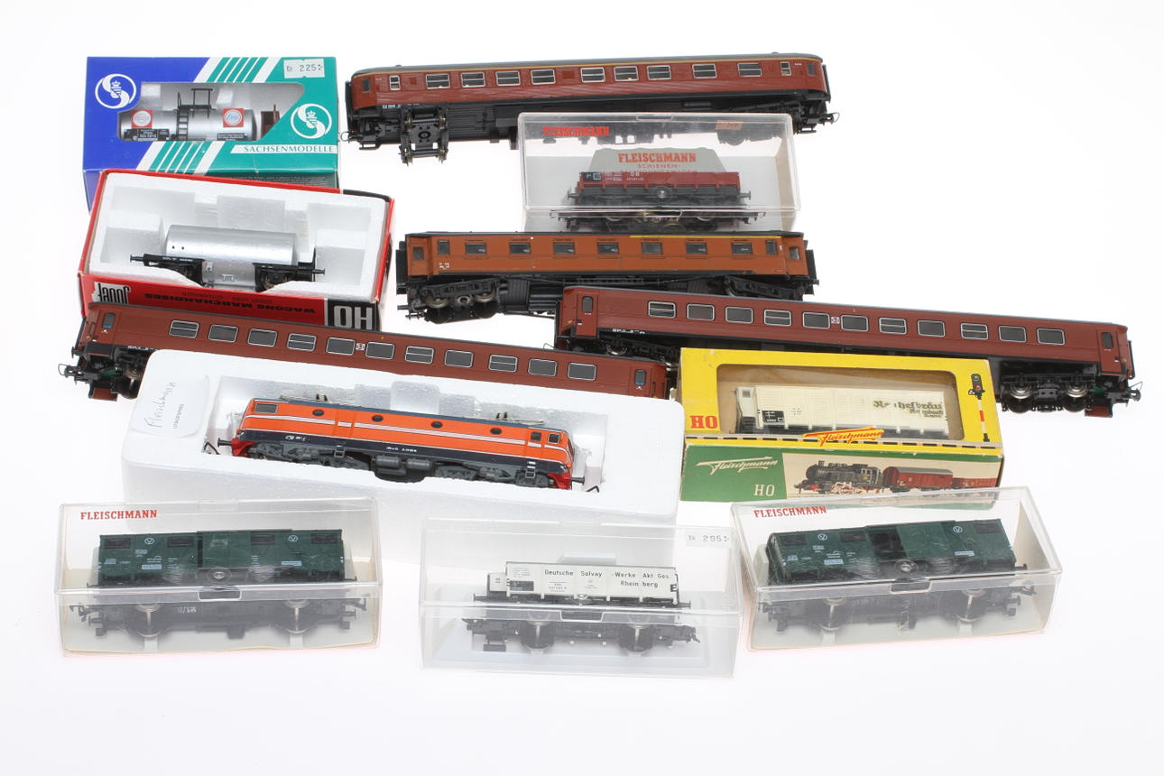 MODELLTÅG FLEISCHMANN, ROCO,LILIPUT, LIMA med flera. Ett lok och 11 vagnar delvis i originalkartong.