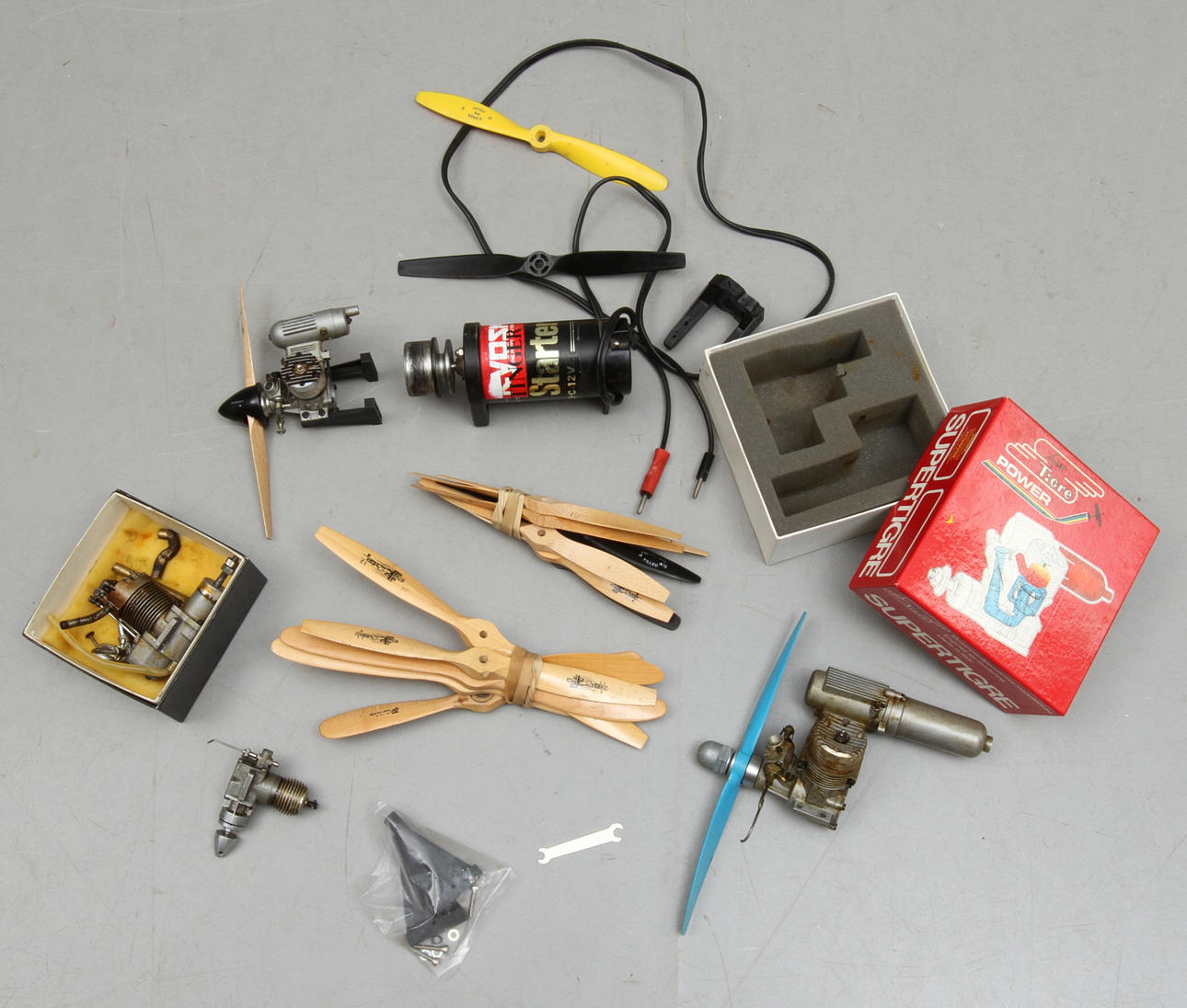 MODELLMOTORER 4 stycken, startmotor med mera. Delvis originalkartonger.