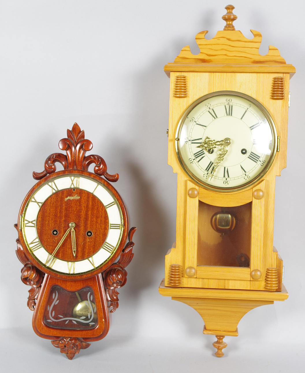 VÄGGUR, 2 stycken, fur/mahogny, bl.a. Junghans rokokostil.