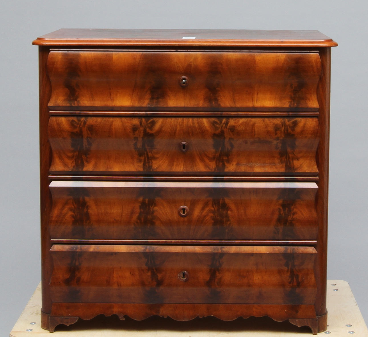 BYRÅ, fyra lådor, 1800-tal, mahogny.