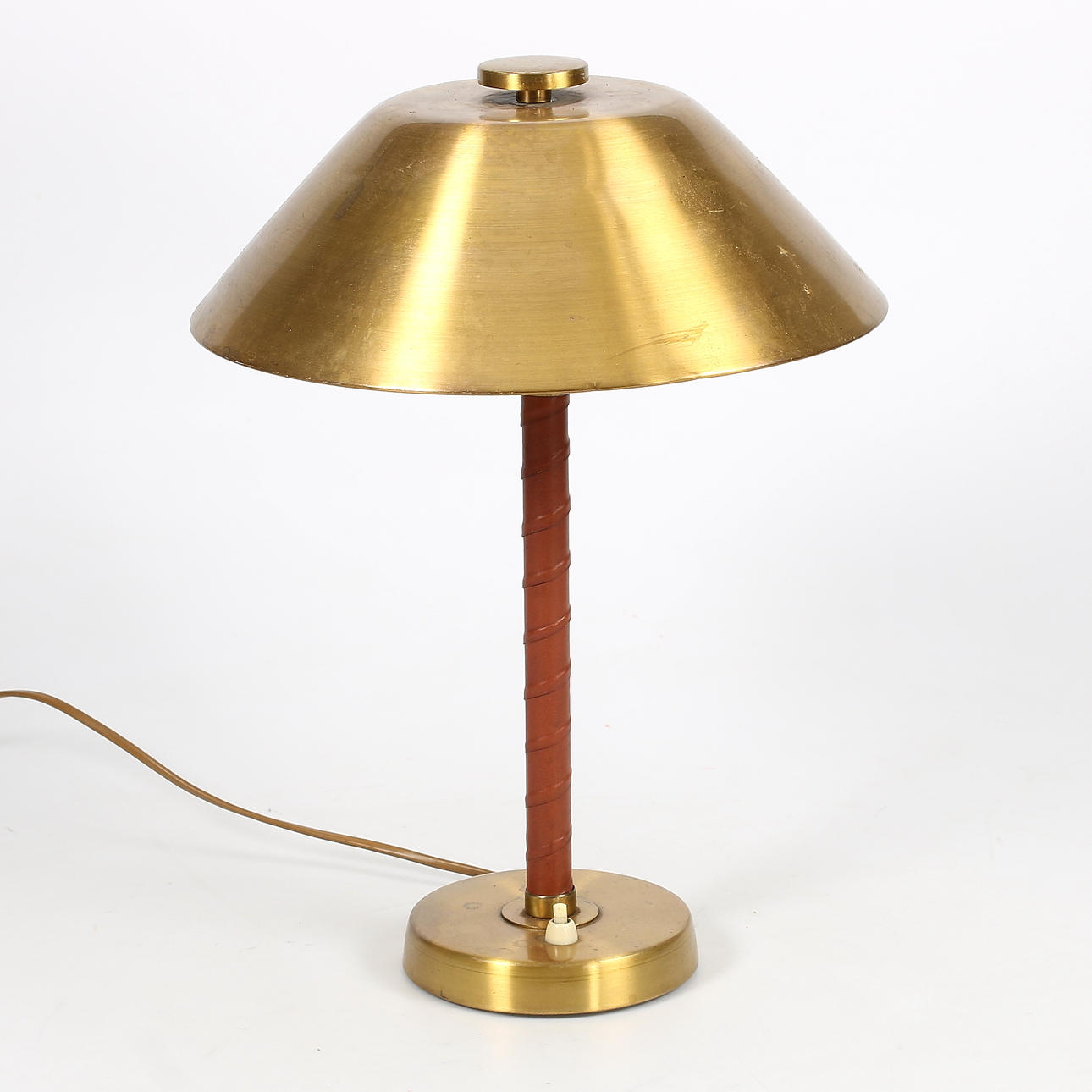 TISCHLAMPE, Messing, Leder, Modell 5014, Einar Bäckström. Mitte des 20. Jahrhunderts.