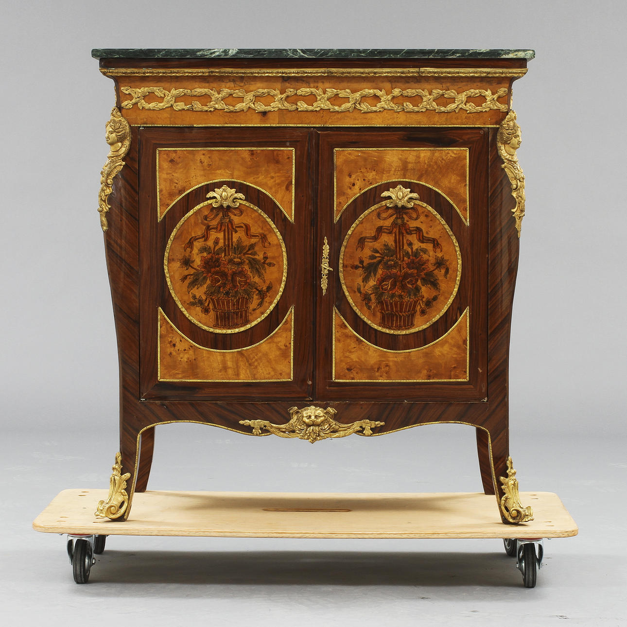 SKÄNK, rokokostil. 1900-tal.