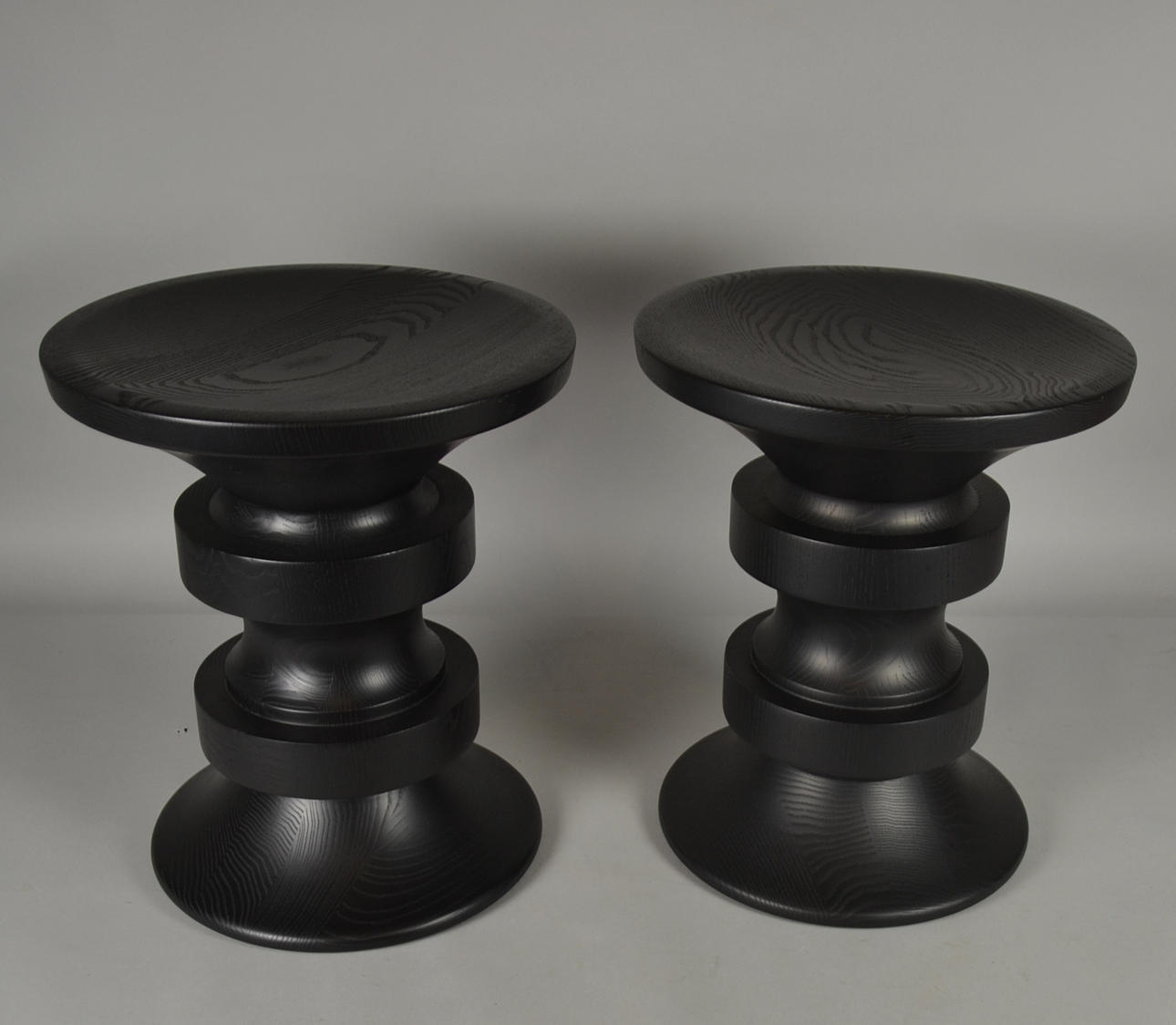 CHARLES & RAY EAMES. 2x TABURETE VITRA EDICIÓN NEGRA.