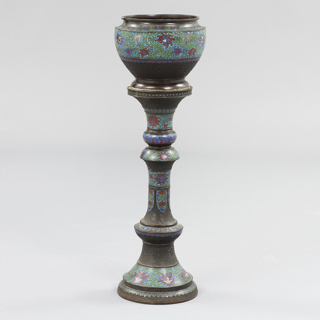 PIEDESTAL med KRUKA, cloisonné, Kina, 1800/1900-tal.
