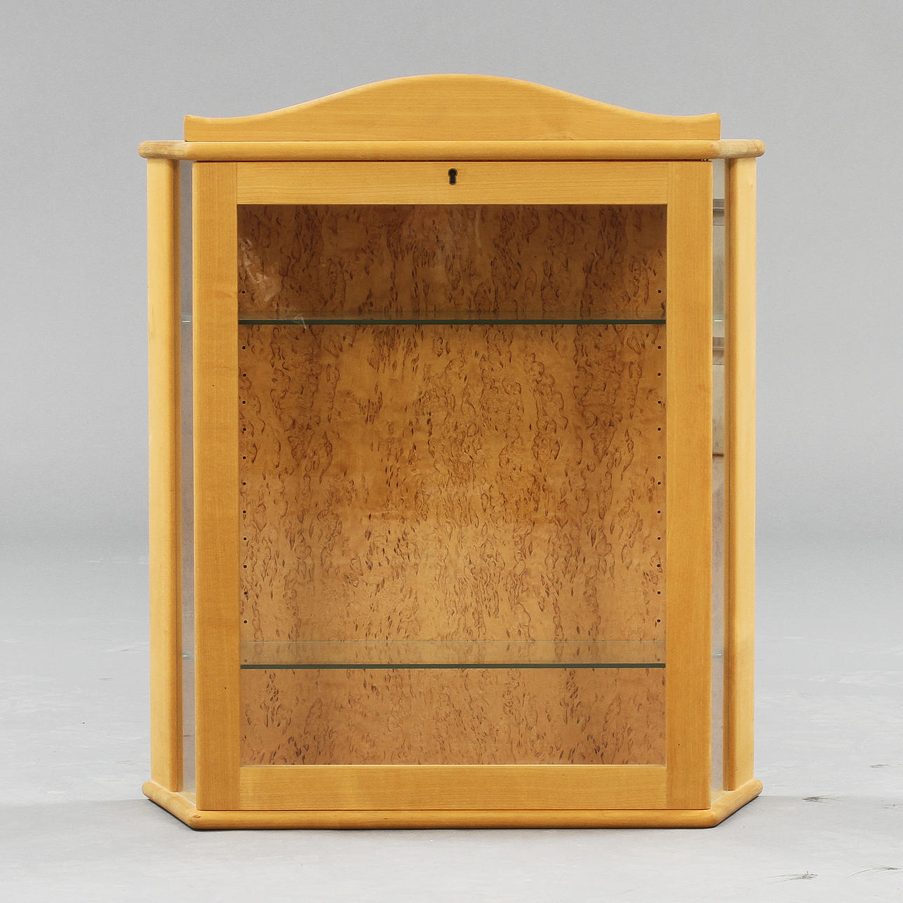 HÄNGVITRINSKÅP, Anders Berglund samt Hans Johansson, Leksand 1977.