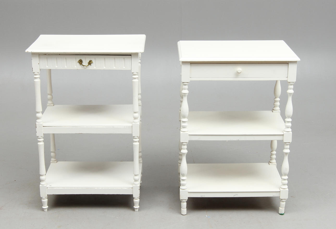 SÄNGBORD, 2 st, 1900-talets första resp. senare hälft.