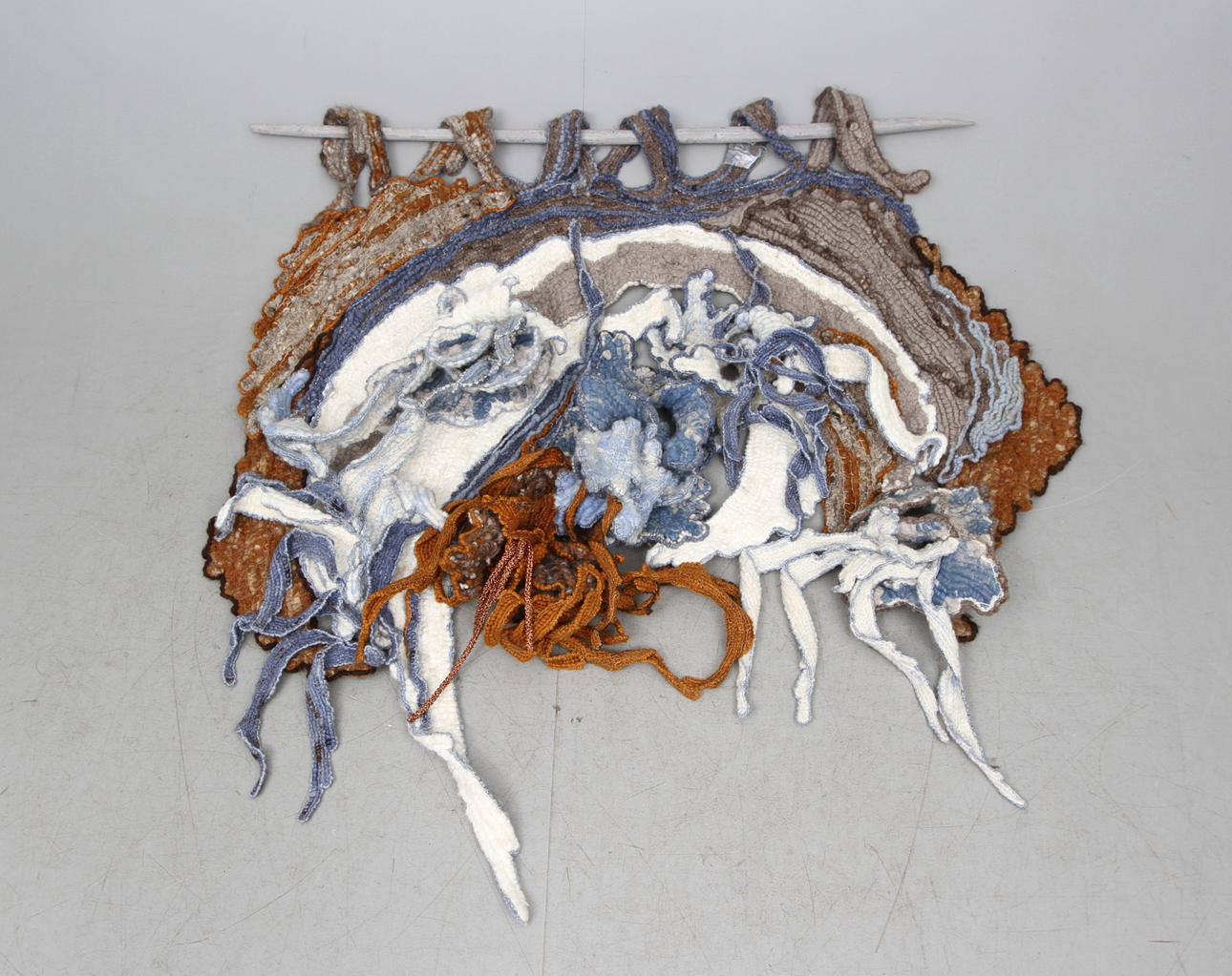 GUNILLA ÅKERBLOM-NIELSEN. "Havssymfoni". Textilskulptur. Signerad och daterad 1987.