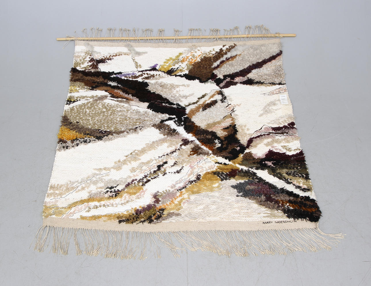 MARY MOESCHLIN. "Ljusa Klippor". Textilvävnad. Signerad.