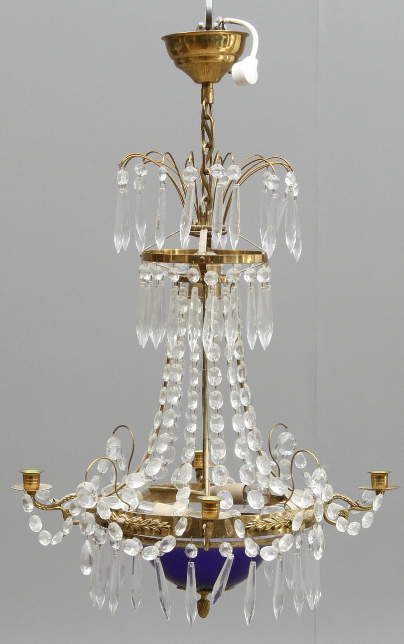 LJUSKRONA , för 4 st ljus, med blå glasskål, gustaviansk stil, 1900-tal.