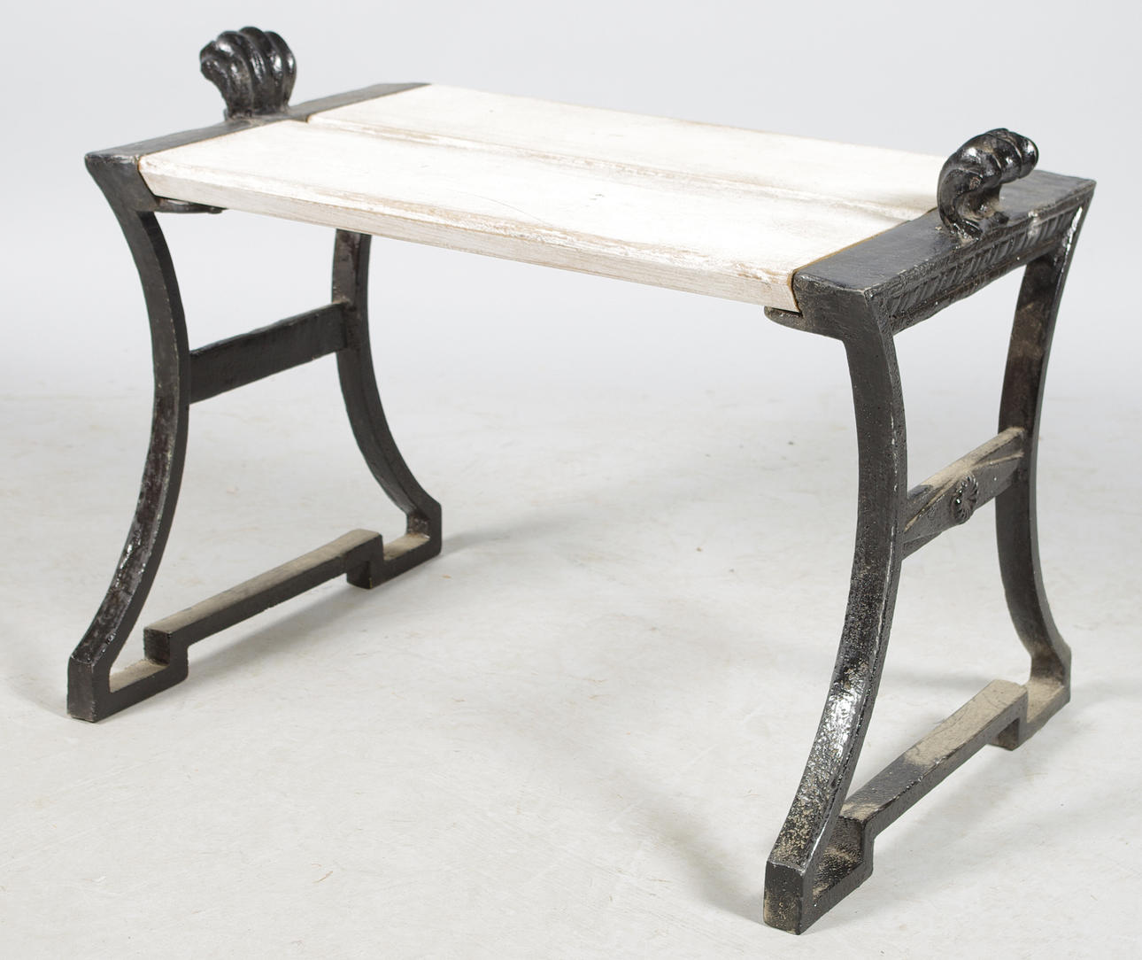 TABURETT, vitmålat trä med gjutjärnsgavlar.