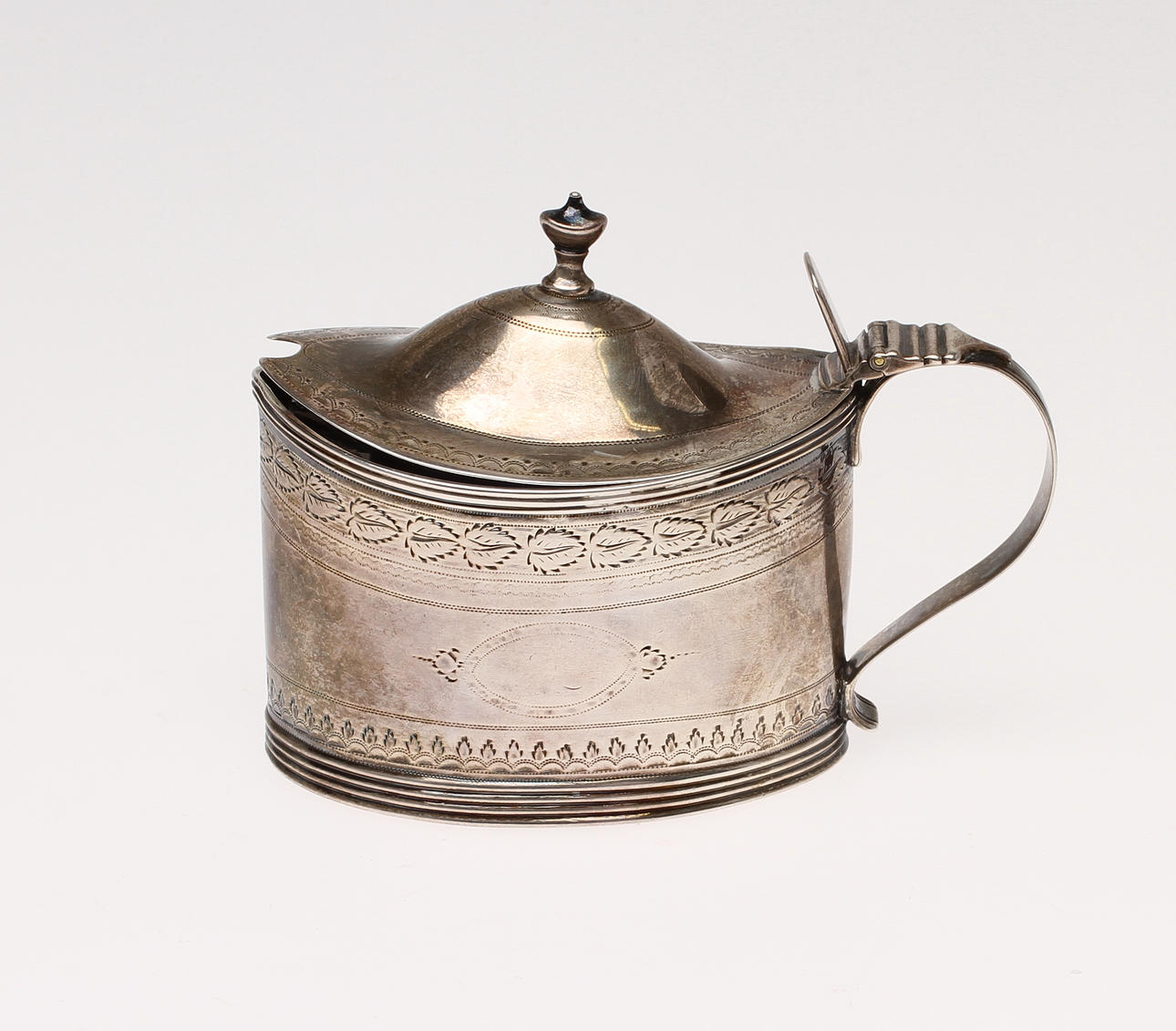 SENAPSKANNA, silver och glas, märkt F.P (möjligen Francis Parsons), London, England, 1795.