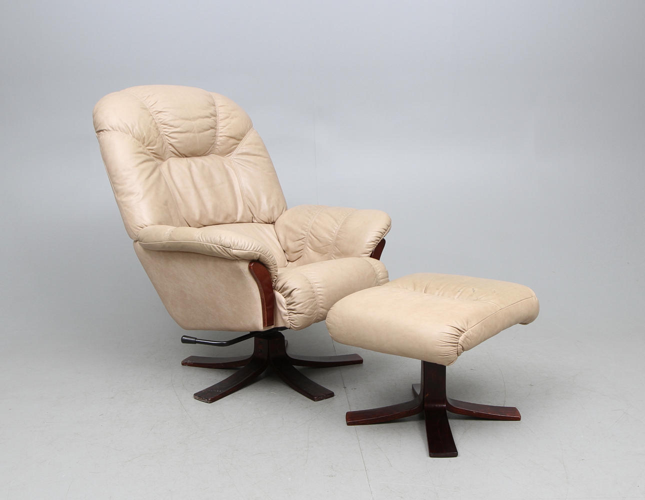 SNURRFÅTÖLJ MED FOTPALL, sent 1900-tal.