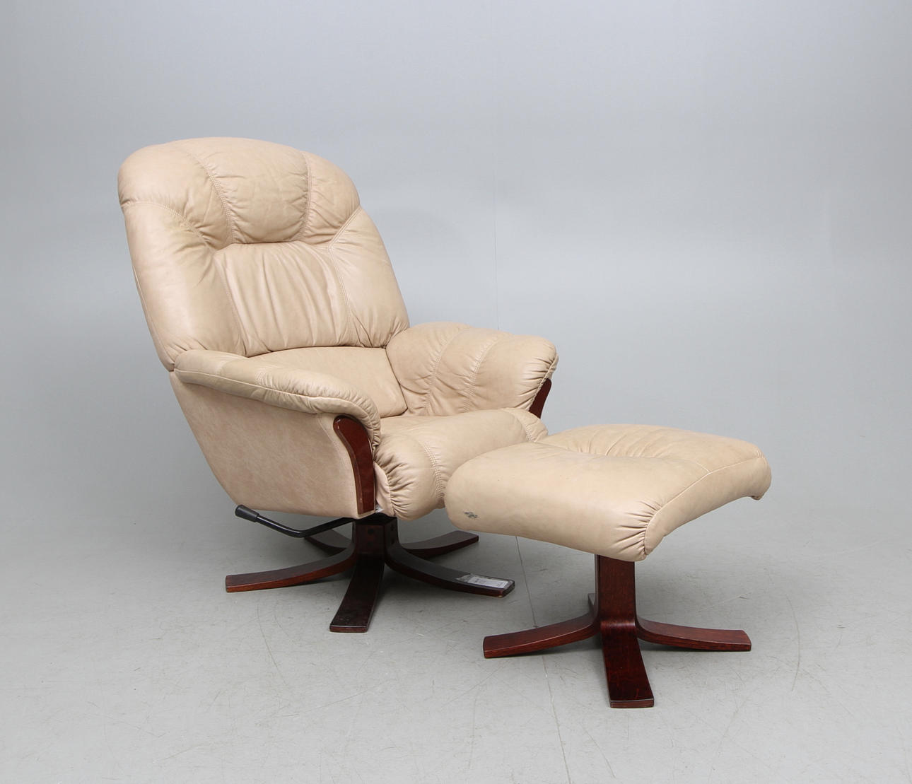 SNURRFÅTÖLJ MED FOTPALL, sent 1900-tal.