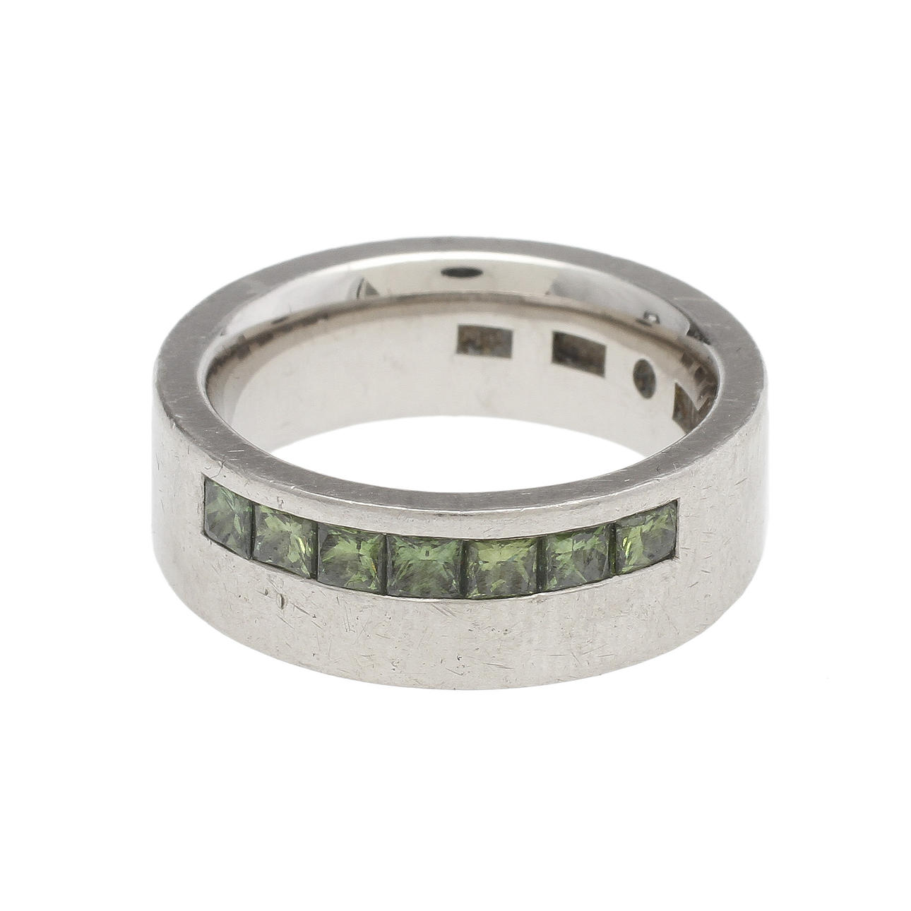 RING, palladium och 7 grönfärgade diamanter. Erik Tidäng, Stockholm 2010.Vikt ca 10,5 gram.