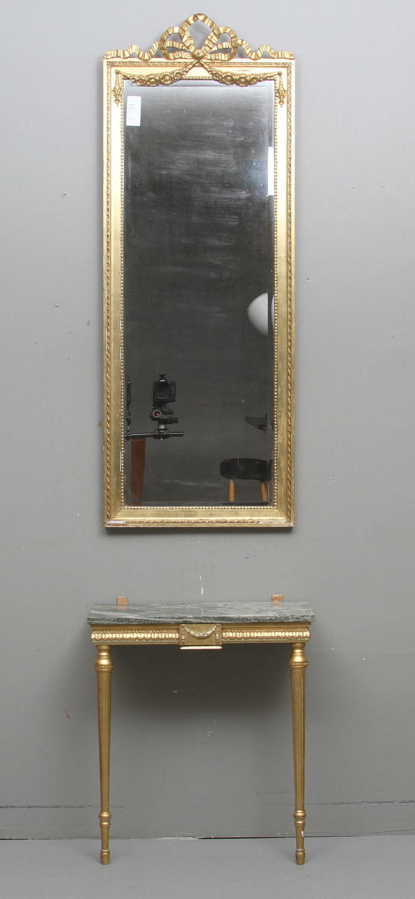 SPEGEL MED KONSOLBORD, Gustaviansk stil, 1900 tal.