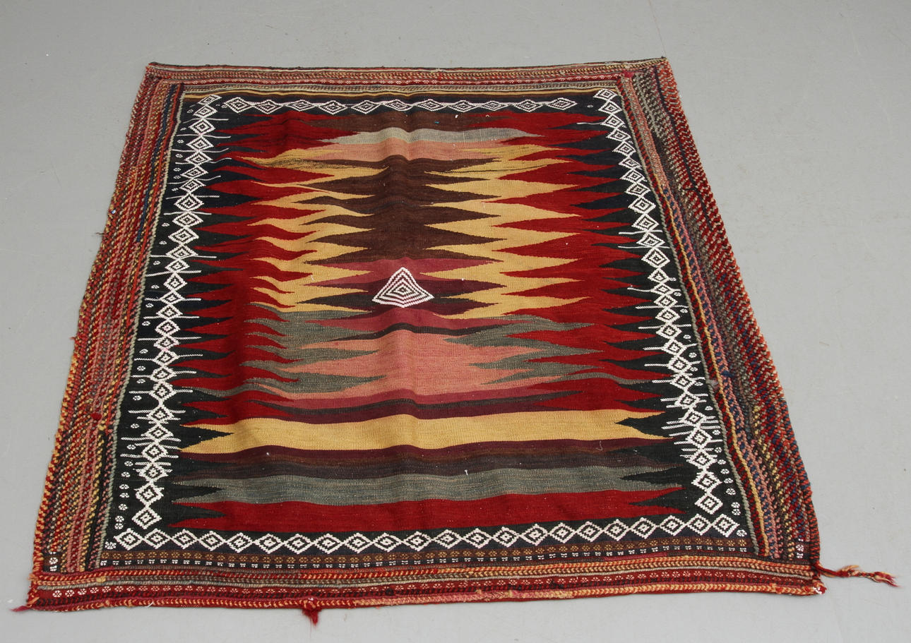MATTA, orientalisk, ca 128 x 118 cm.