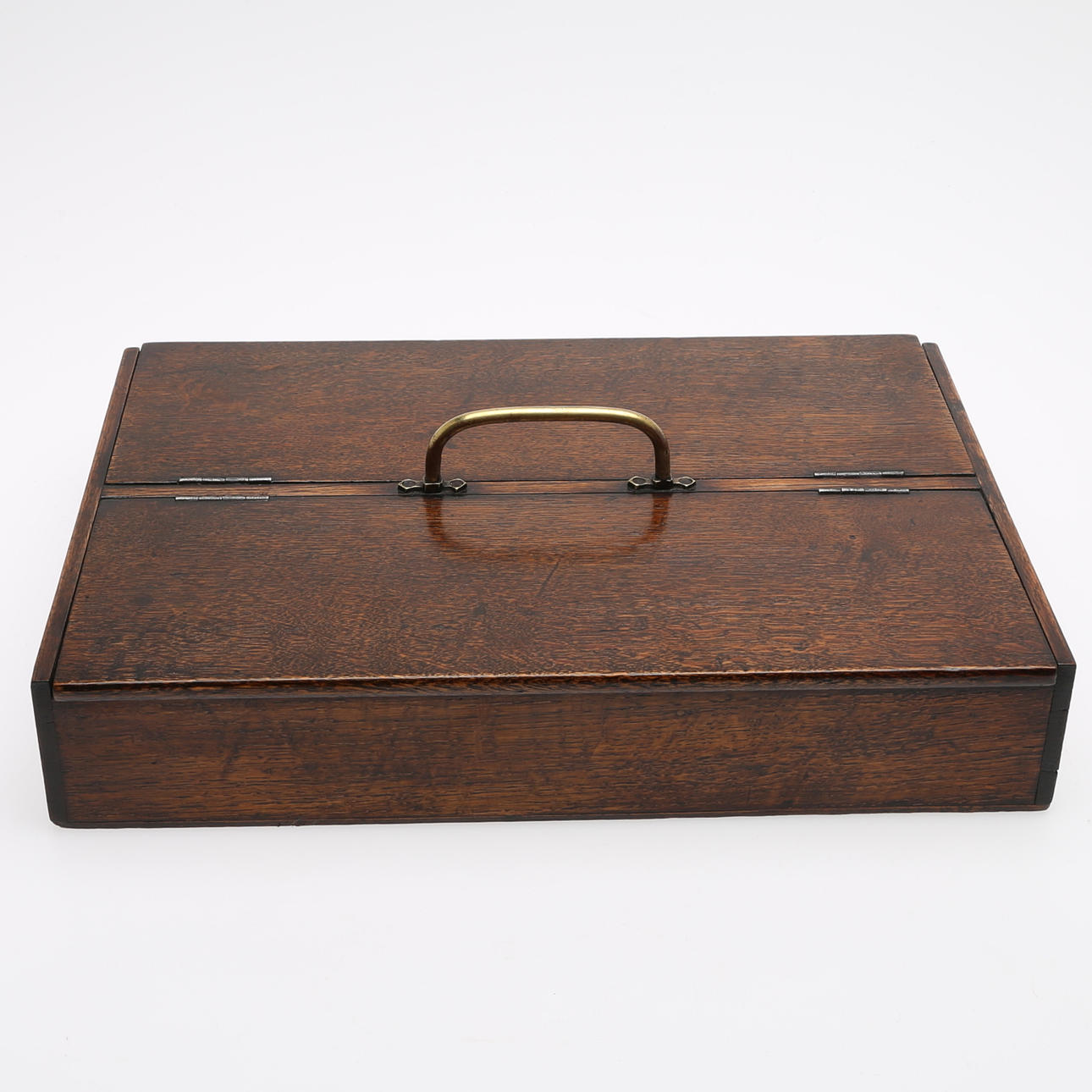 BESTICKLÅDA, ek, med handtag av mässing.