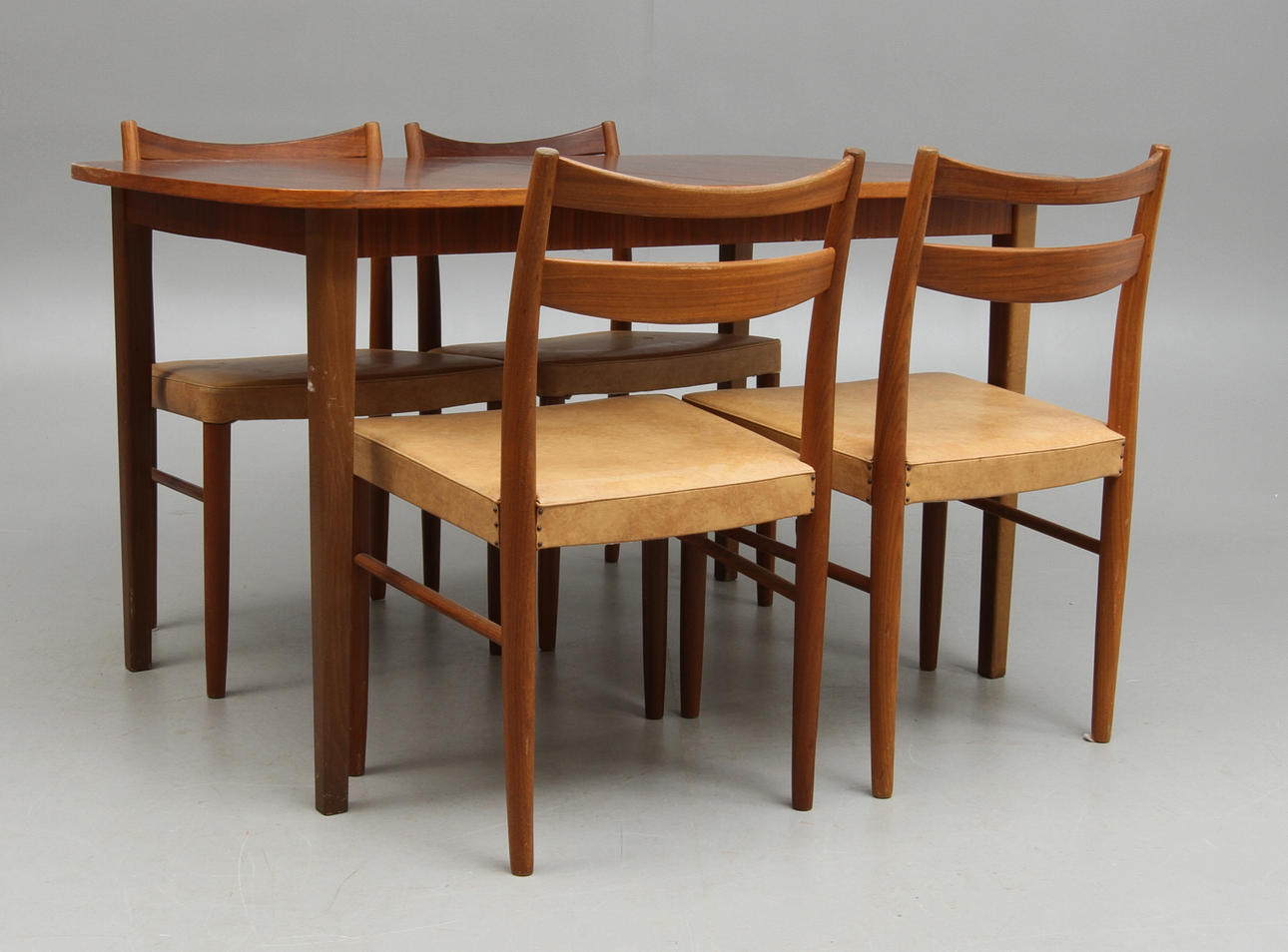 MATBORD omärkt samt STOLAR 4 st Gemla, 1950/60-tal.