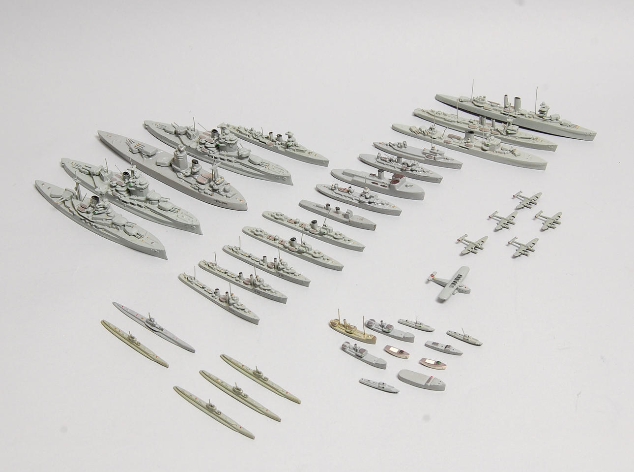 FARTYGSMODELLER WIKING, 39 delar, krigsfartyg, slagskepp, flygplan, mm skala 1:1250.