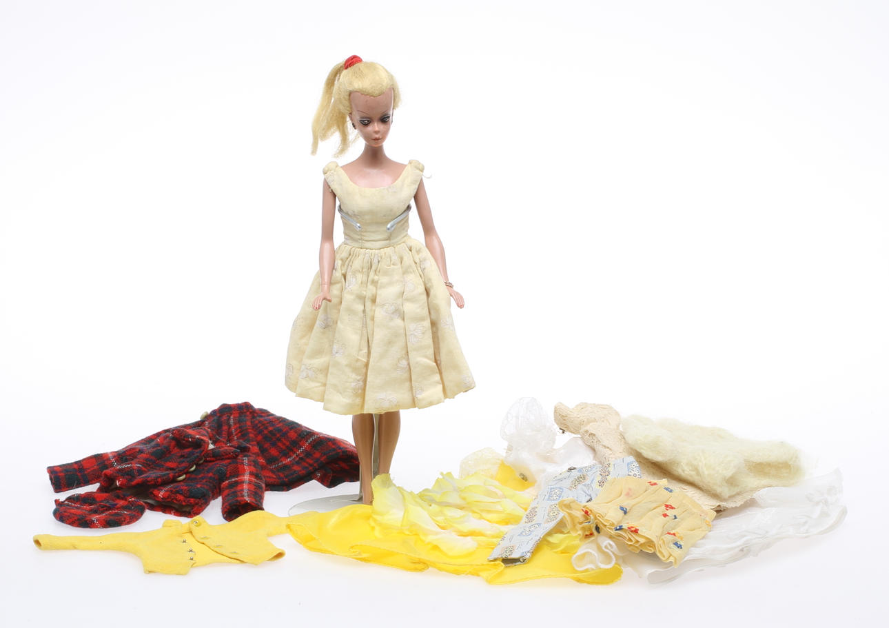 DOCKA BILD-LILLI,stora modellen med kläder.Bland annat 2 originalplagg.
