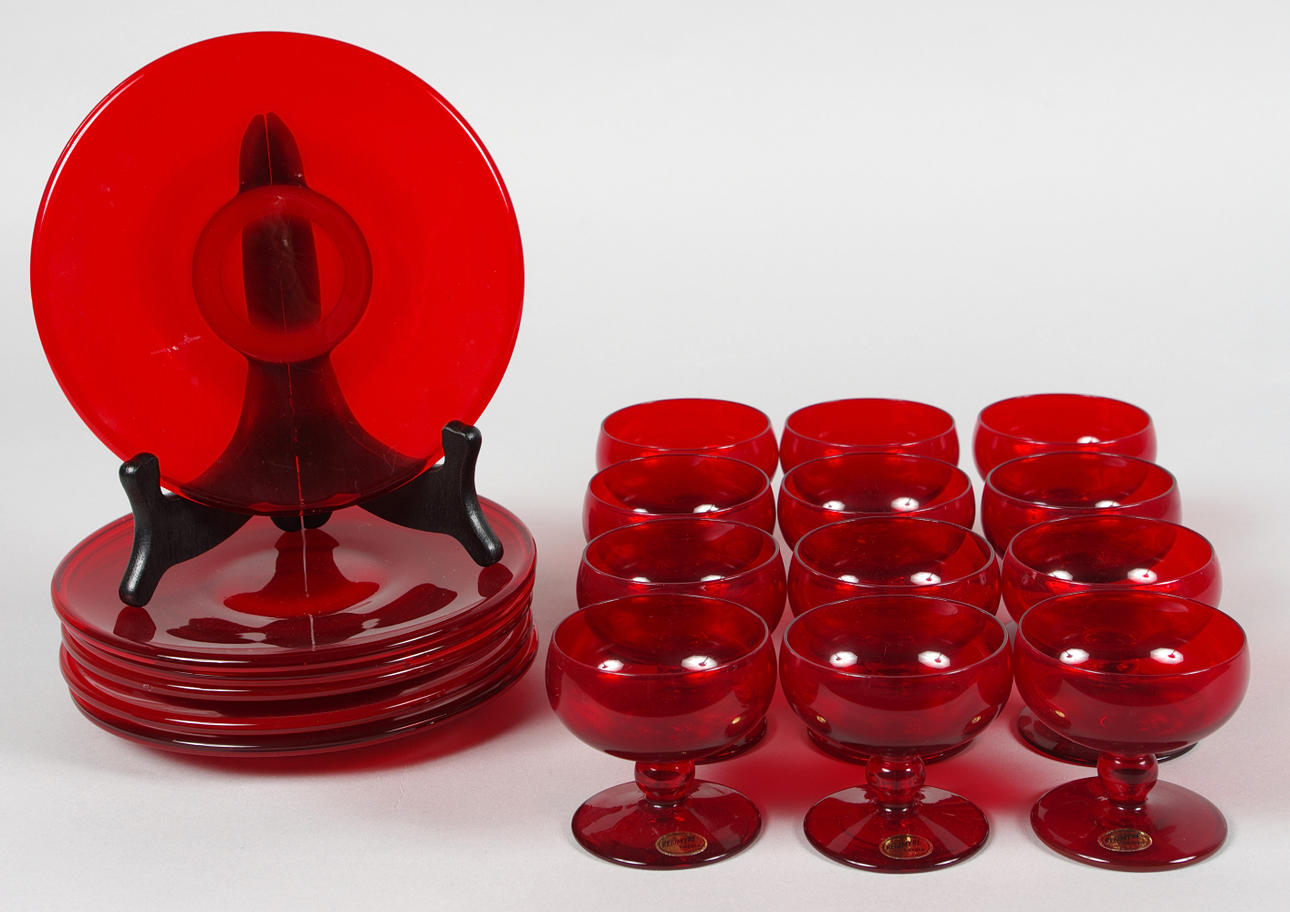 GLAS SAMT ASSIETTER, rött glas, Reijmyre.