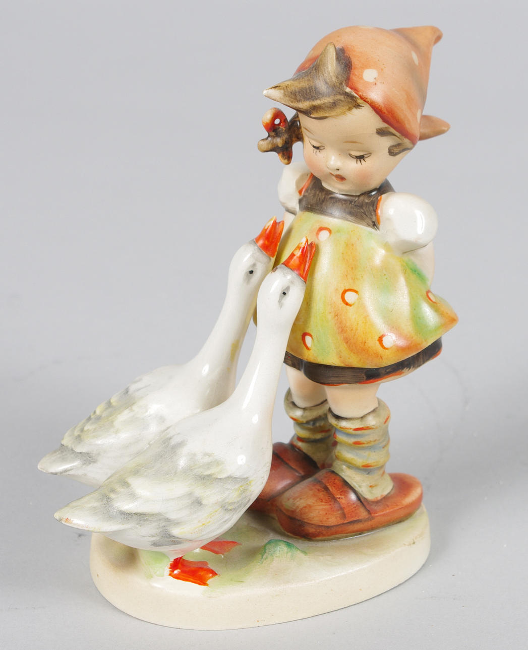 HUMMELFIGUR, flicka med gäss.