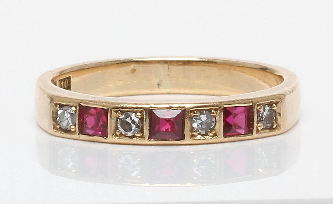 RING, 18k guld med diamanter om tot ca 0,08ct samt röda stenar, Guldsmedja Hans Rosin Ab, Stockholm, 1994. Vikt 4,2 gram.