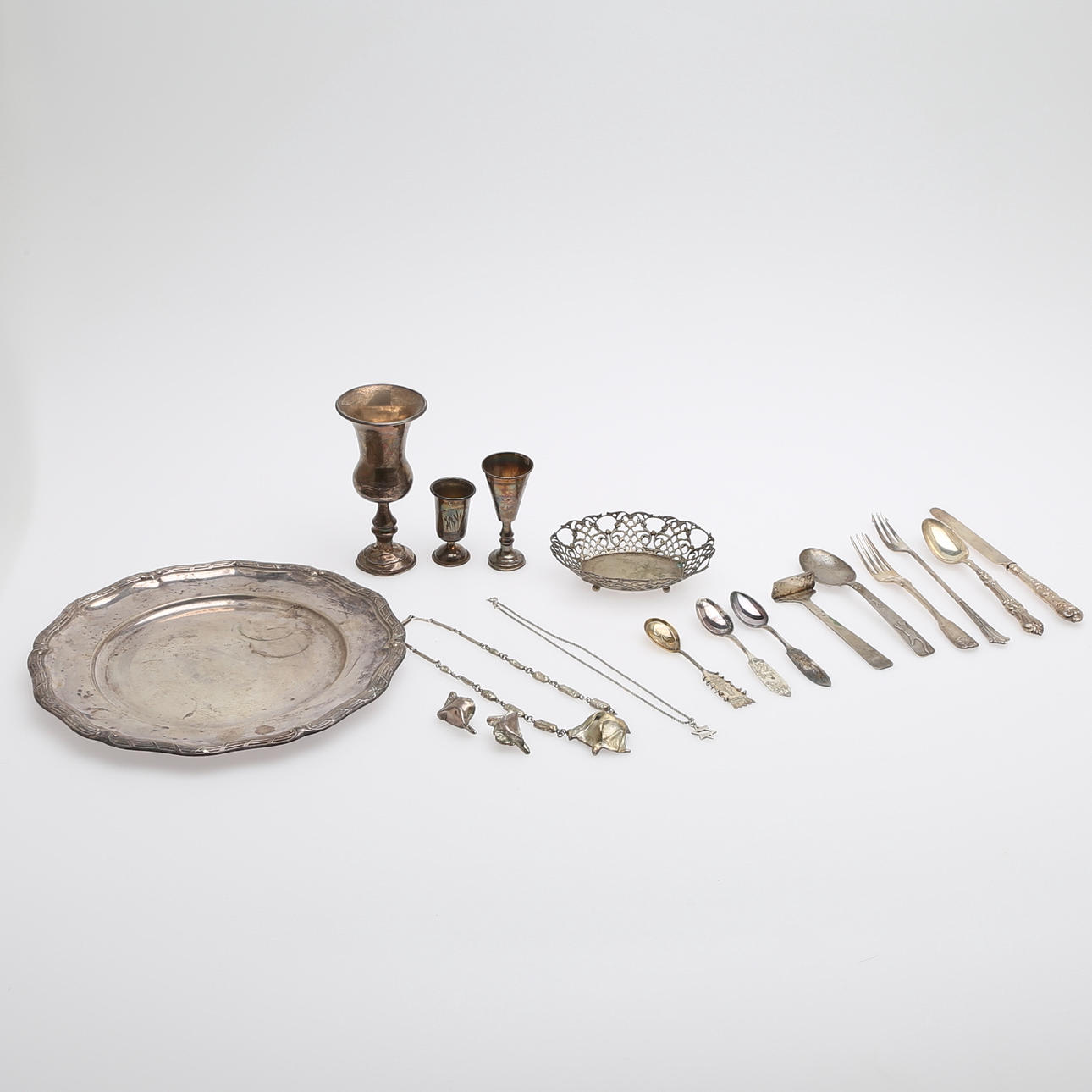 SILBEROBJEKTE, 19-TEILIG: 1 Wodkakelch.