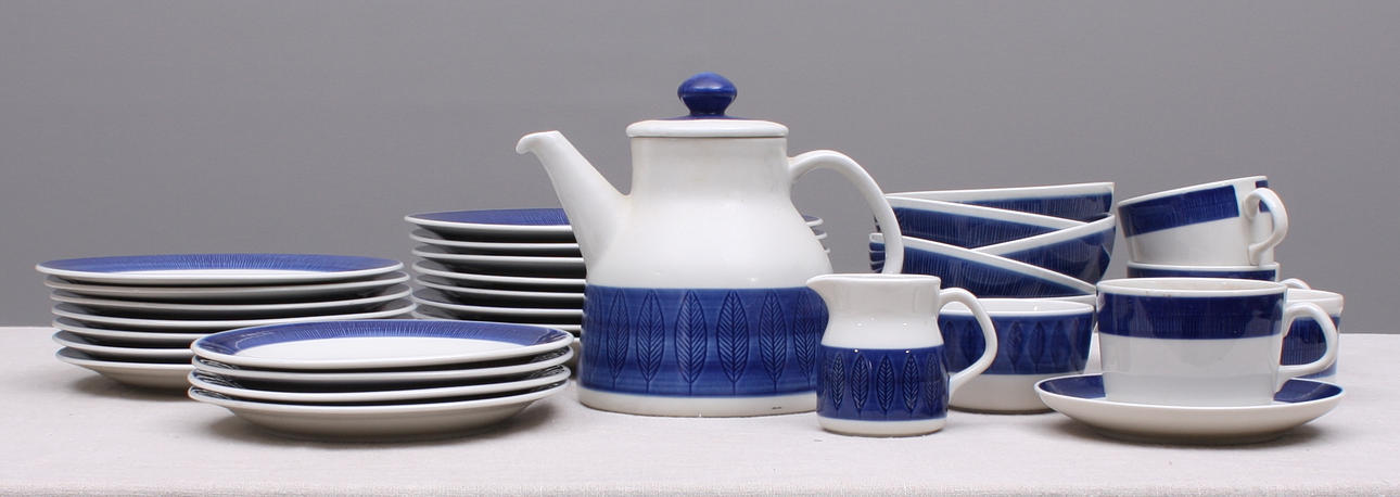 SERVISDELAR, 33 delar, "Koka Blå", Hertha Bengtsson, Rörstrand.